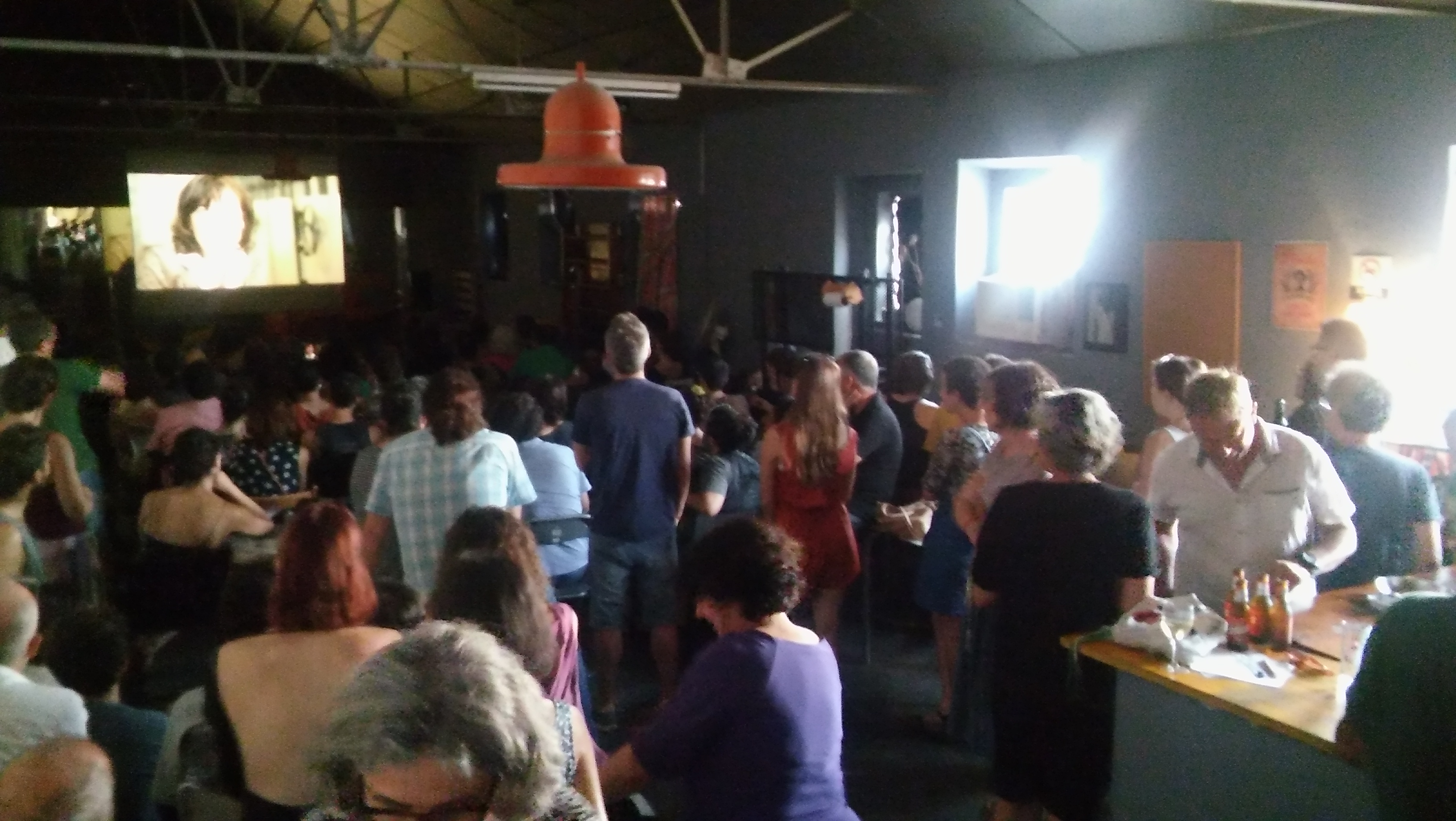 Imagen de la proyección de Gurumbé ayer en Lanónima... ni la caló podrá con nosotras...